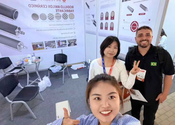 Cliente de JCTPRINT en Expo Plast Perú 2026 hablando sobre rodillos anilox